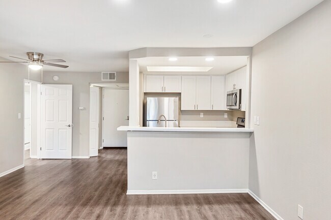 Laurel Villa in Valley Village, CA - Foto de edificio - Building Photo