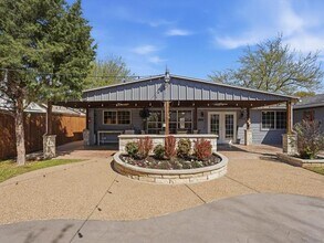 2324 Cripple Creek Dr in Arlington, TX - Foto de edificio - Building Photo