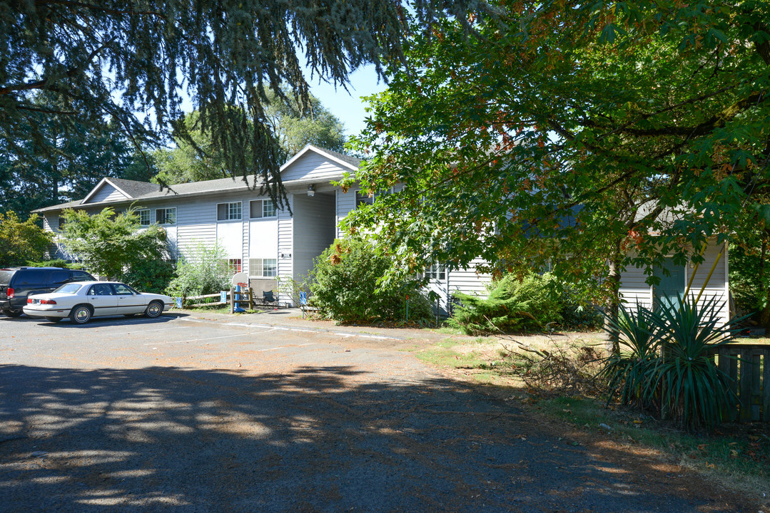 5872 SE Harney Dr in Portland, OR - Building Photo