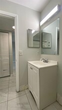 4016 Lakeside Dr in Tamarac, FL - Foto de edificio - Building Photo