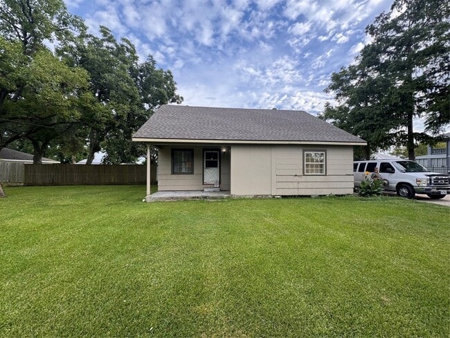 property at 906 Llano St