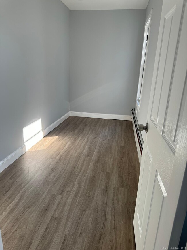 2336 Barnum Ave in Stratford, CT - Building Photo - Building Photo