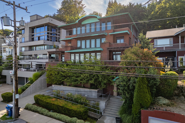 Lakeview Residence in Seattle, WA - Foto de edificio - Building Photo