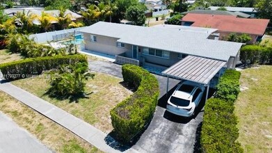 1900 NE 180th St in North Miami Beach, FL - Building Photo - Building Photo
