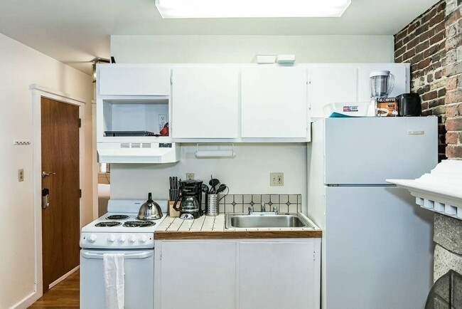 39 Grove St in Boston, MA - Building Photo - Building Photo