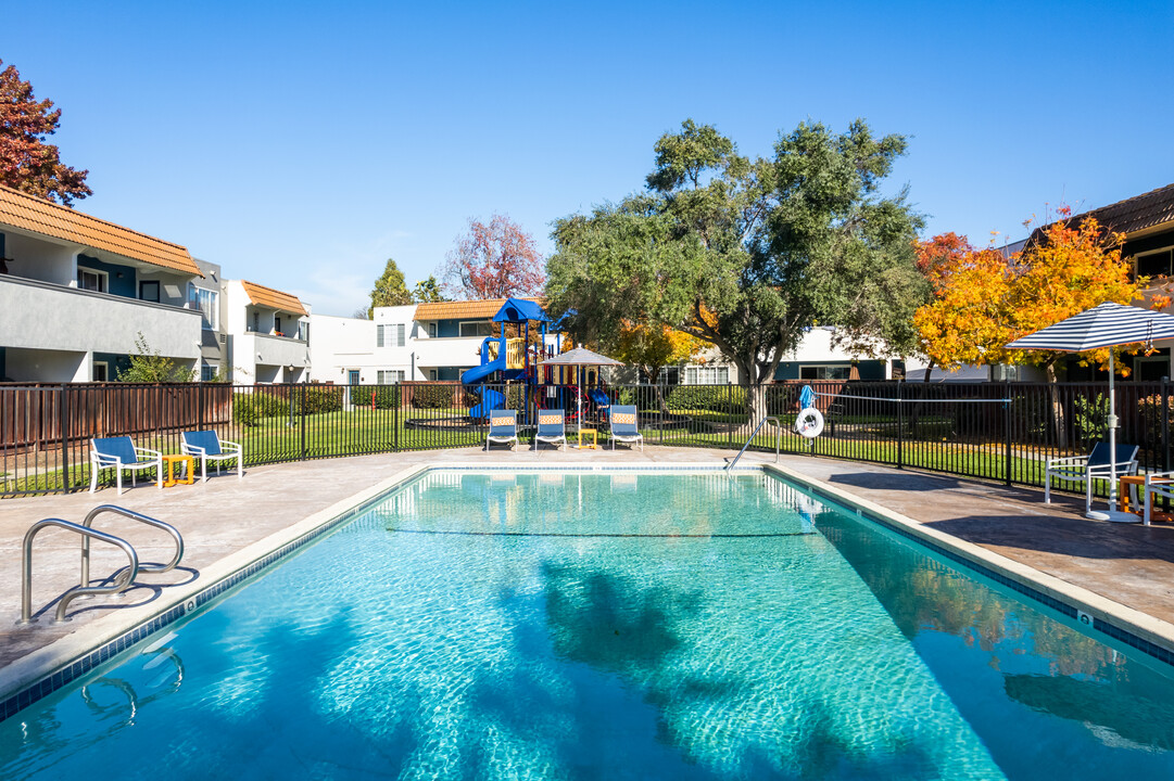 Casa Serena in Fremont, CA - Foto de edificio