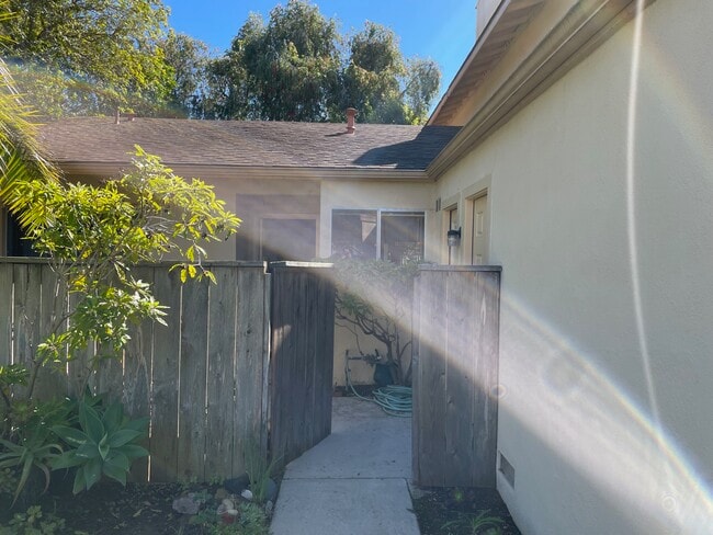 7369 Elmhurst Pl in Goleta, CA - Foto de edificio - Building Photo