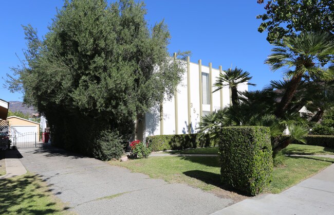 357 W Wilson Ave in Glendale, CA - Foto de edificio - Building Photo