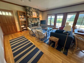 24029 99th Ave SW in Vashon, WA - Building Photo - Building Photo