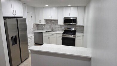 1303 Kingsbury Dr in Hanover Park, IL - Building Photo - Building Photo
