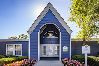 Fishermans Village in Indianapolis, IN - Foto de edificio - Building Photo