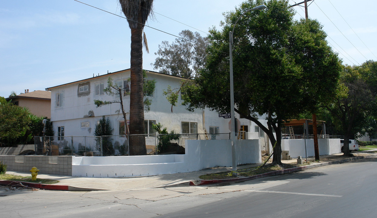 8900 Columbus St in North Hills, CA - Foto de edificio