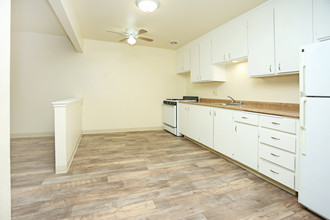 Parkwood Square Apartments in Sacramento, CA - Building Photo - Interior Photo