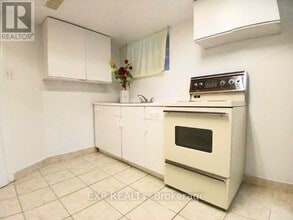 931 Pape Ave in Toronto, ON - Building Photo - Building Photo