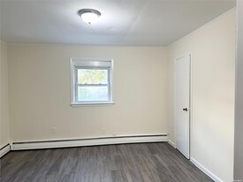 119 S 6th St in Lindenhurst, NY - Building Photo - Building Photo