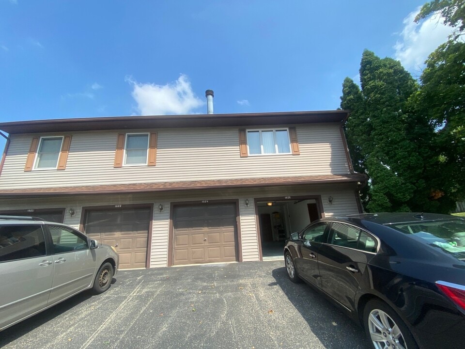 1826 Kerrybrook Ct in Sycamore, IL - Building Photo