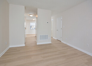 Collins Park Apartments in Burlington, NC - Building Photo - Building Photo