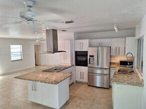 1575 NE 38th St in Oakland Park, FL - Foto de edificio - Building Photo