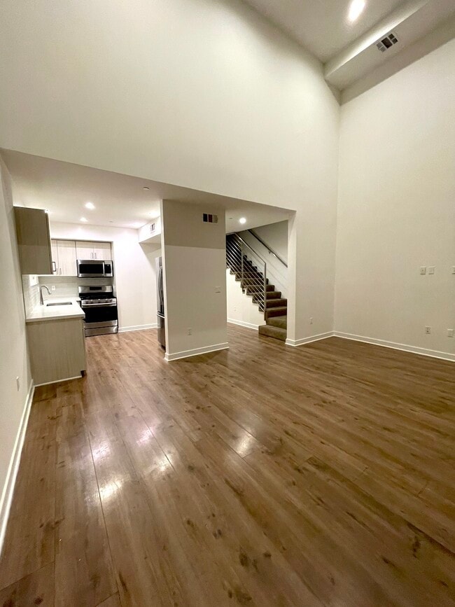 6143 Fountain Ave, Unit 104 in Los Angeles, CA - Foto de edificio - Building Photo