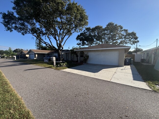 10337 113th St in Largo, FL - Building Photo - Building Photo