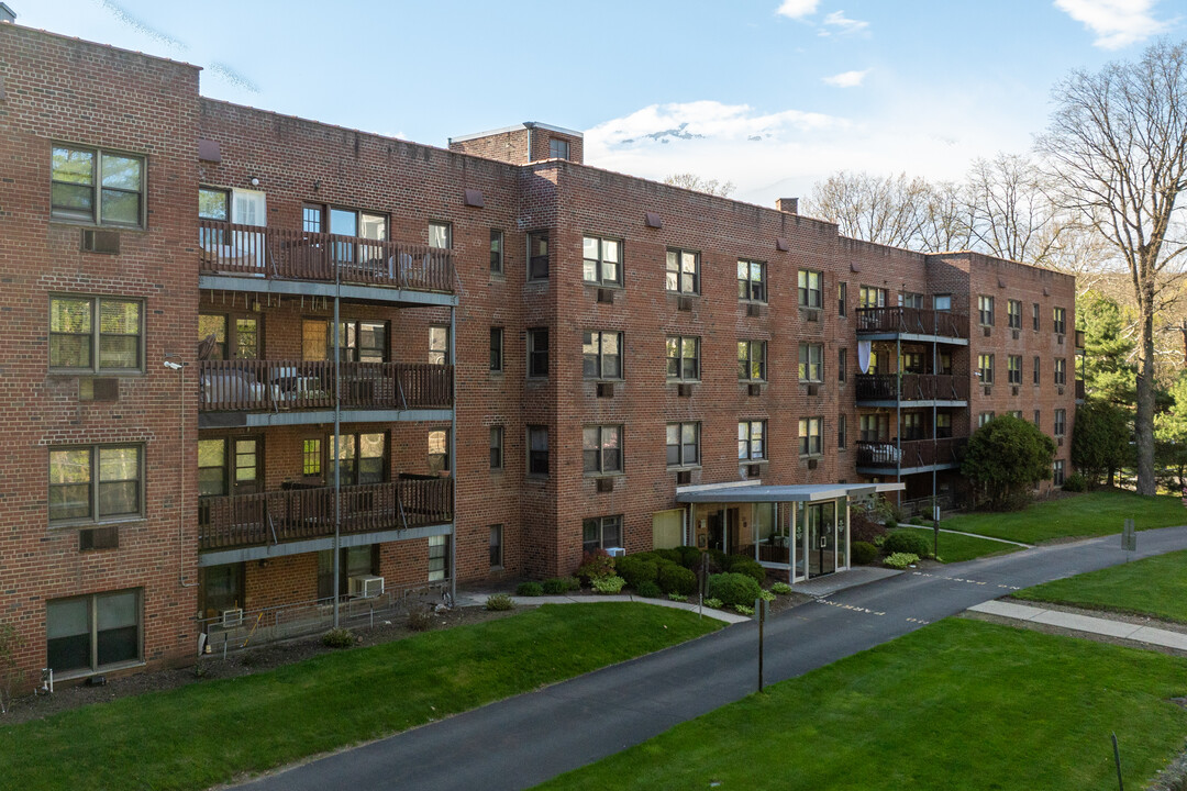 Oakdale Manor in Suffern, NY - Building Photo