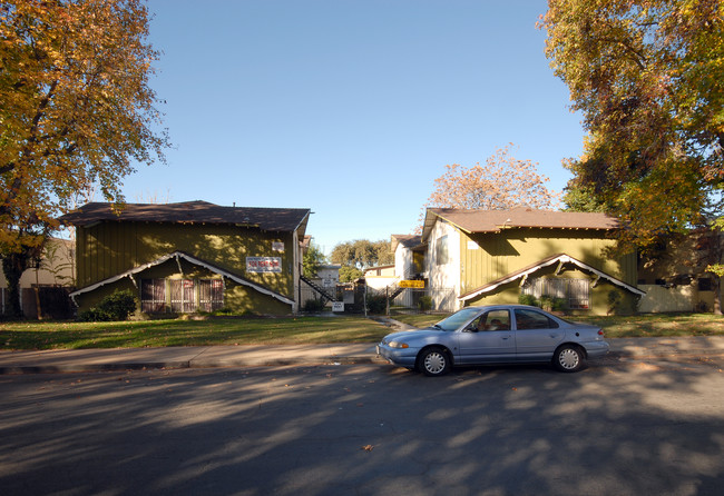 627-639 Karesh Ave in Pomona, CA - Foto de edificio - Building Photo