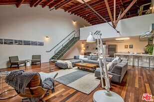 1046 Princeton Dr in Marina Del Rey, CA - Building Photo