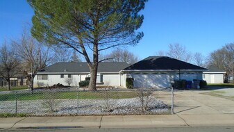 1984 Airstrip Rd in Redding, CA - Building Photo