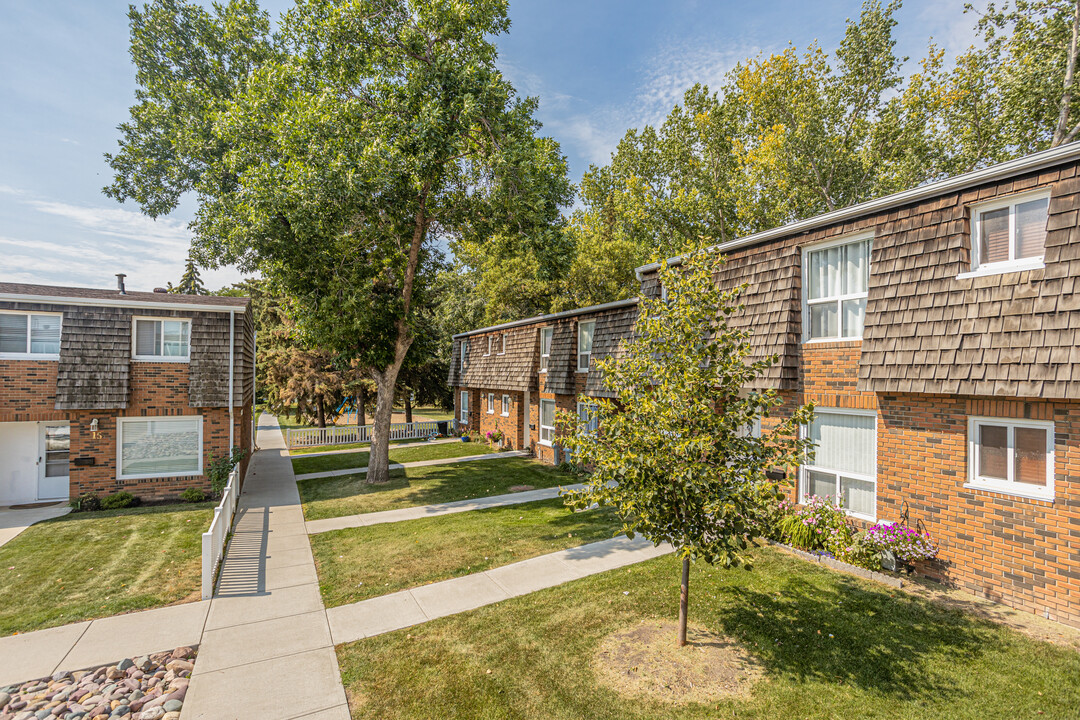 Great Oaks I in Sherwood Park, AB - Building Photo