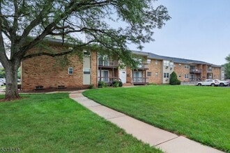 534 Andria Ave in Hillsborough, NJ - Foto de edificio - Building Photo