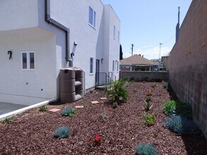 1923 Holly Dr in Los Angeles, CA - Building Photo - Building Photo