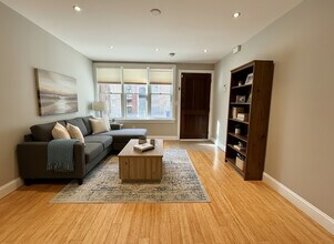 319 S Juniper St in Philadelphia, PA - Building Photo - Building Photo