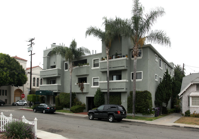 292 N Lowena Dr in Long Beach, CA - Building Photo - Building Photo