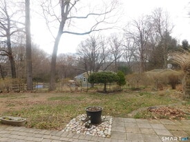 6 Daybreak Ln in Shelton, CT - Building Photo