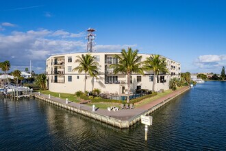 Harbor Club Condominiums in Cocoa Beach, FL - Foto de edificio - Building Photo