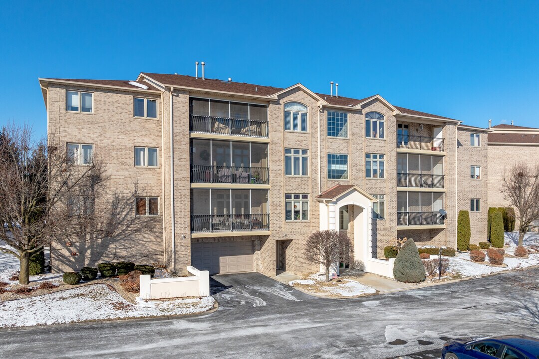 Pine Lake Condominiums in Tinley Park, IL - Building Photo