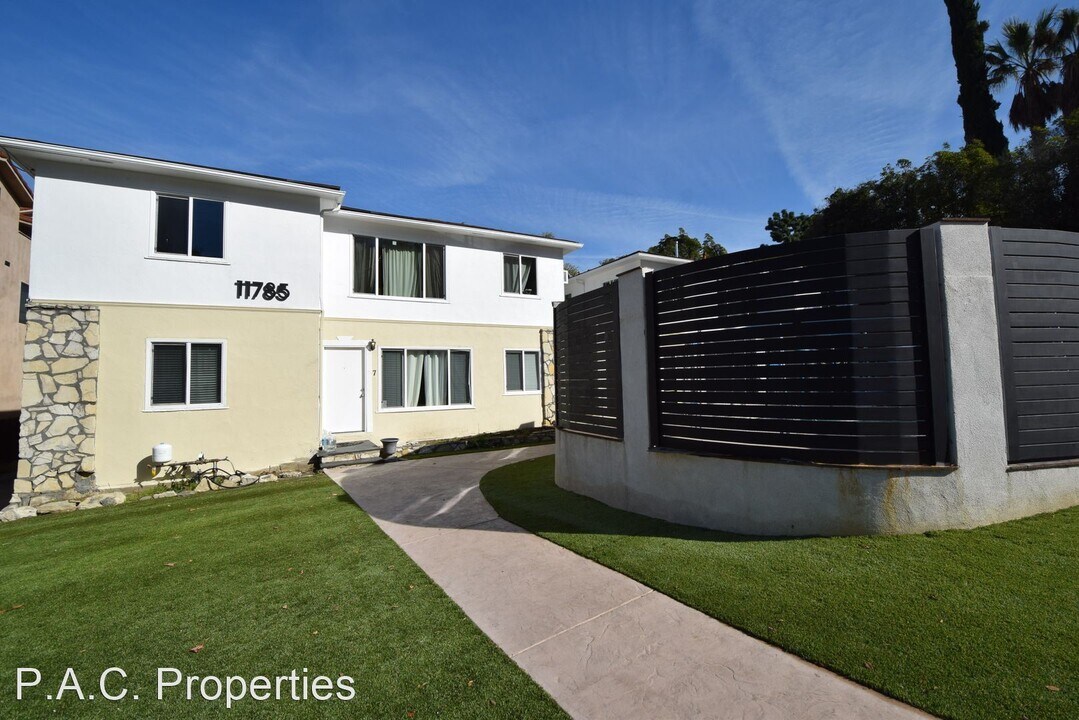 11785 Laurelwood Dr in Los Angeles, CA - Building Photo