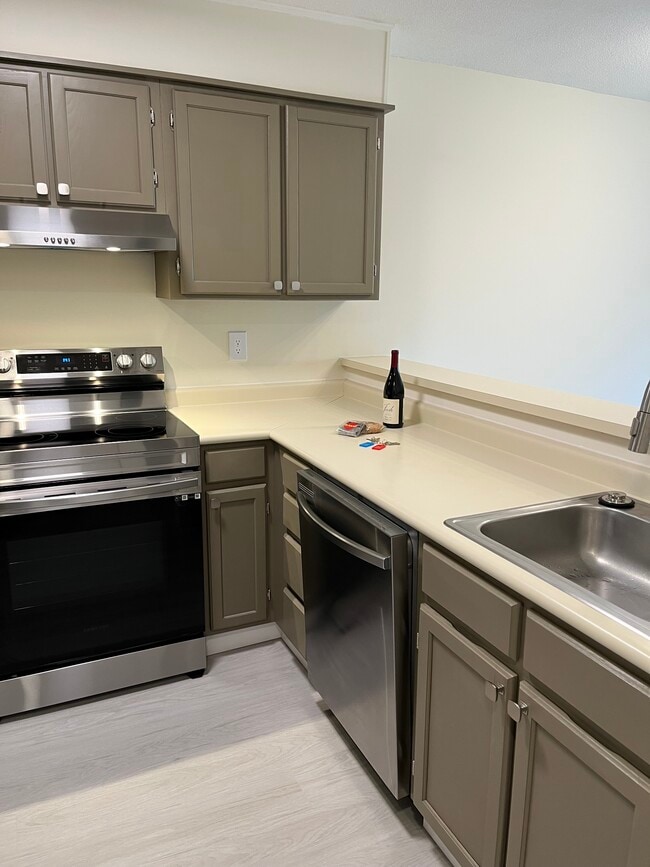 1204 Whitney Ave, Unit 115 in Hamden, CT - Foto de edificio - Building Photo