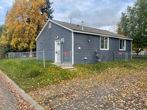 4502 Klondike Court in Anchorage, AK - Foto de edificio - Building Photo