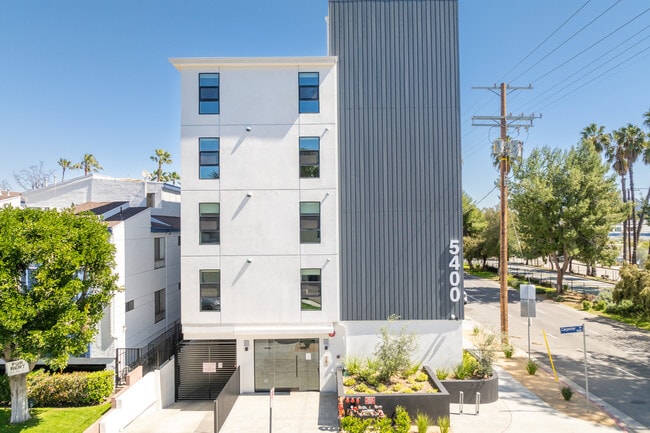 11829 Chandler Blvd in North Hollywood, CA - Foto de edificio - Building Photo