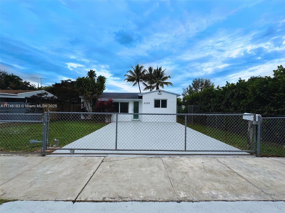 2226 Taft St in Hollywood, FL - Building Photo