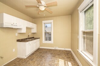 605 E Wright St, Unit Upper in Milwaukee, WI - Building Photo - Building Photo