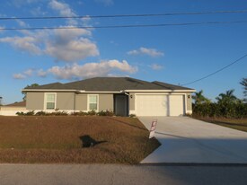 2605 NE 6th Pl in Cape Coral, FL - Building Photo