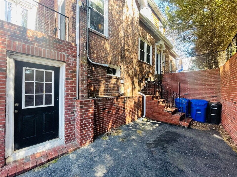 28 Wolcott Rd in Chestnut Hill, MA - Building Photo