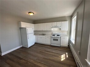 87 Broadway, Unit 3 in Newburgh, NY - Building Photo - Building Photo