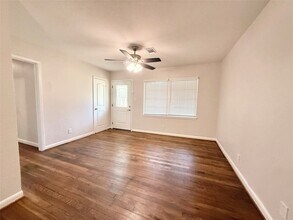 209 Laurel St in Lake Jackson, TX - Building Photo - Building Photo