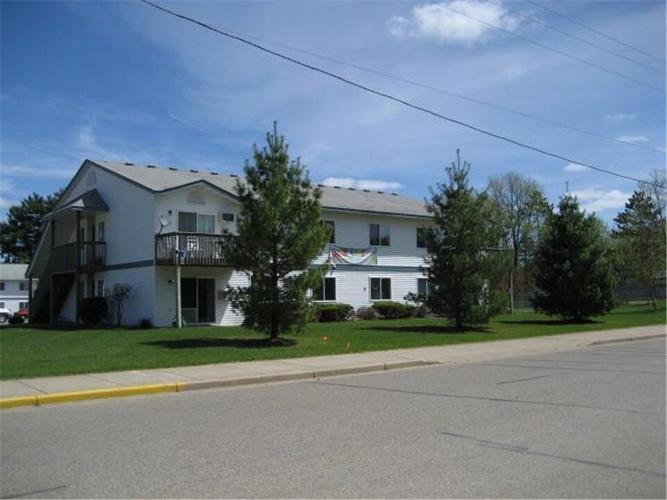520-580 Spring St in Somerset, WI - Building Photo