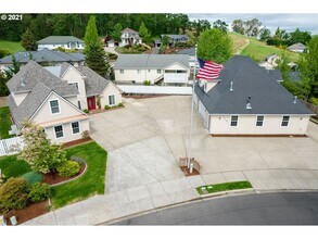 2398-2400 NW Canterbury Dr in Roseburg, OR - Building Photo - Building Photo