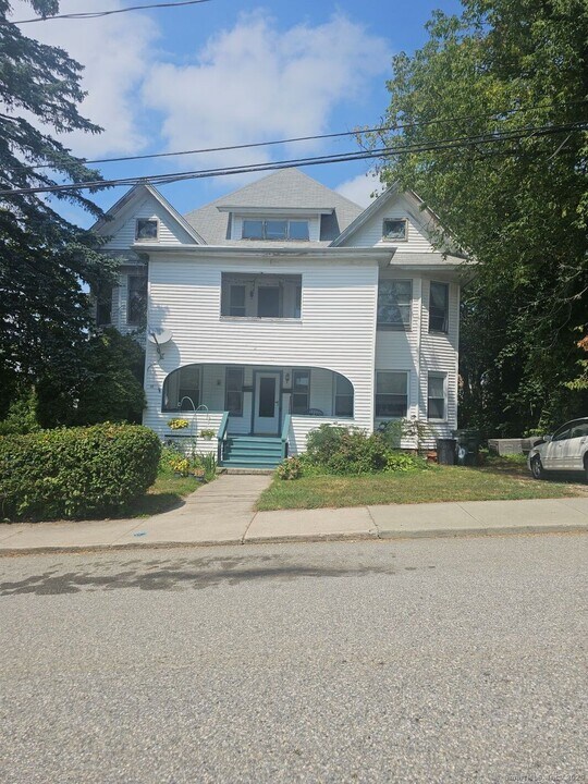 32 Latham St in Groton, CT - Building Photo