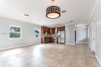 1695 SW 11th St in Miami, FL - Building Photo - Building Photo